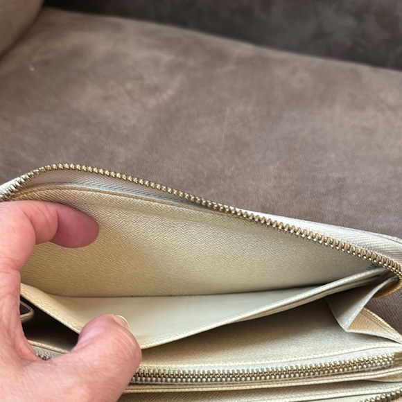 Louis Vuitton Damier Azur Wallet in Cream and Gray - Picture 7 of 14